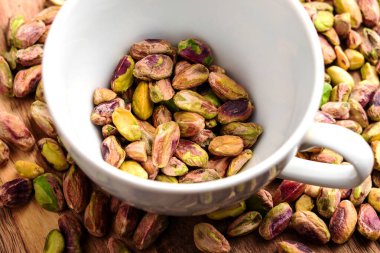 Beyaz bardakta kavrulmuş fıstık taneleri. Doğal malzeme pişiriyorum.