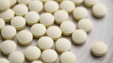 Eski seramik tabakta sarı kimyasal tabletler antibiyotikler. Üst Manzara. Makro atış. Döndürme