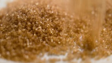 Yavaş çekimde düşen şeker kristalleri. Makro çekim