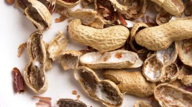 Fıstık artığı. Yemek tabağında fındık kabuğu. Makro. Döndürme