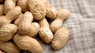 Buruşuk peçeteye konmuş kabuksuz fıstık yığını. Üst Manzara. Döndürme