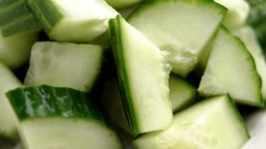 Mutfak tabağında salatalık dilimleri. Taze sebze salatası. Makro atış. Döndürme