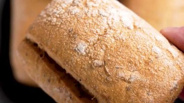 Taze ekmek, üzerinde altın kırıntısı olan ekmek kabuğu. Yaklaş.