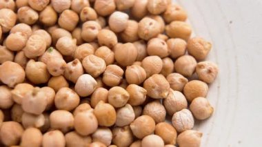 Mutfak kasesinde kurutulmamış nohut malzemesi. Legume ailesi. Makro atış. Döndürme