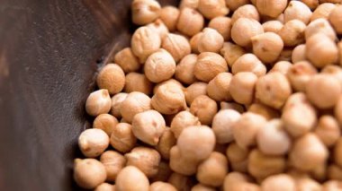 Kırsal ahşap kasede pişmemiş nohut malzemesi. Legume ailesi. Çiğ protein yiyeceği. Makro atış. Döndürme