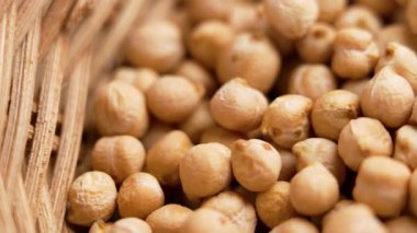 Kurutulmuş protein içerikli nohut ve rattan kasesi yakın plan. Sağlıklı yiyecekler. Legume ailesi. Üst Manzara. Döndürme