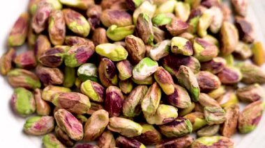 Kavrulmuş şam fıstığı çekirdeği yığını. Fırın malzemesi. Üst Manzara. Döndürme