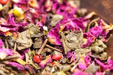 Papatyalı yeşil bitki çayı, amber çiçeği ve kırmızı biberli. Makro çekim