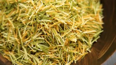 Kırsal ahşap kasede siyah melek saçı. İtalyan pişmemiş makarna. Döndürme