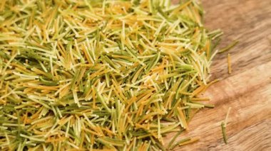 Kırsal ahşap yüzeyde siyah melek saçı. İtalyan pişmemiş makarna. Döndürme. Üst görünüm