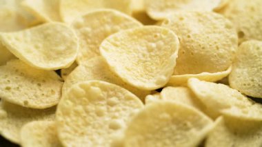 Tuzlu ve sağlıksız patates cipsleri yavaş çekimde düşüyor.