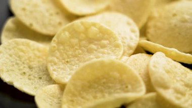 Taze çıtır patates cipsi. Abur cubur konsepti. Makro atış. Döndürme