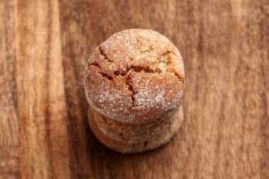 Ahşap masada bir yığın neşeli, fırında zencefilli kurabiye yakın plan.