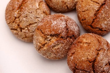 Fırında zencefilli kurabiyeler ve seramik tabakta parçalanmış dokular. Makro çekim. 