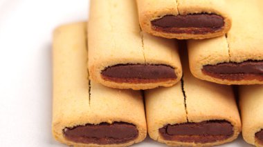 Bej seramik tabakta çikolata dolu incirli çikolatalı kurabiyeler. Makro çekim. 