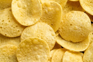 Taze çıtır patates cipsi. Abur cubur ürünü. Kapat.