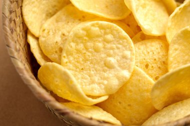 Kırsal hasır kasede çıtır patates cipsi. Abur cubur. Yakın plan.