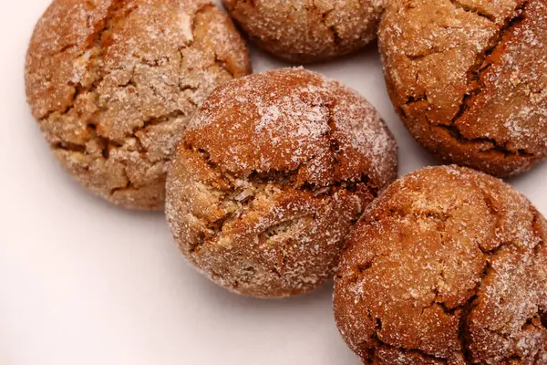 Fırında zencefilli kurabiyeler ve seramik tabakta parçalanmış dokular. Makro çekim. 