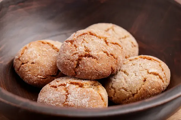 Kurabiye ve ahşap kahverengi kasede çatlak kabuklu kurabiye.. 
