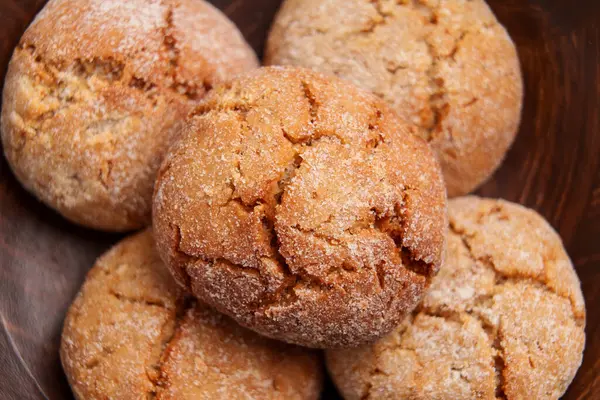 Taze zencefilli kurabiye. Çatlak desenli gevrek bir atıştırmalık. Makro. Üst görünüm. 