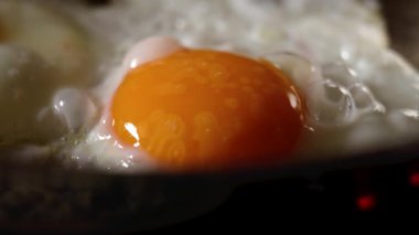 Kızartma tavasında turuncu sarısı olan sahanda yumurta pişiriyorum. Beslenme kahvaltısı hazırlanıyor.