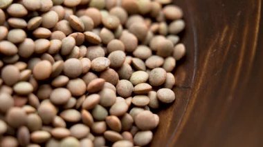 Kırsal ahşap kasede kuru mercimek. Pişmemiş besin maddesi. Üst Manzara. Beslenme protein lifi. Döndürme