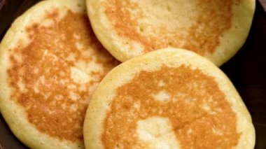 Tahta kasede pişmiş kahvaltı krepleri. Üst Manzara. Döndürme