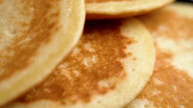 Pişmiş kahvaltılık krep dokusu. Makro atış. Döndürme