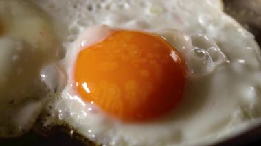 Mutfak tavasında zeytinyağında yumurta kızartıyorum. Makro çekim