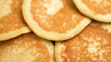 Bir yığın taze pişmiş krep, yüzeye yakın dokulu. Üst Manzara. Döndürme