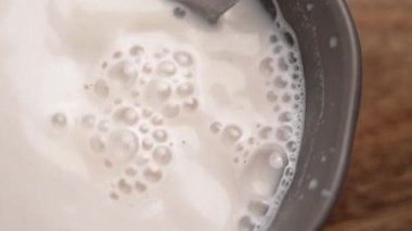 Mutfak kasesinde sebzesiz sebze bazlı kahvaltıyla karıştır. Badem sütüyle hazırlanan diyet yemekleri.