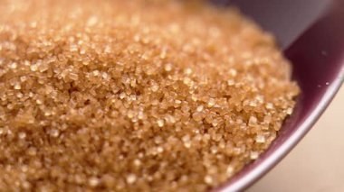 Kahverengi kamış şekeri kasesi. Organik tatlı malzeme. Makro. Döndürme