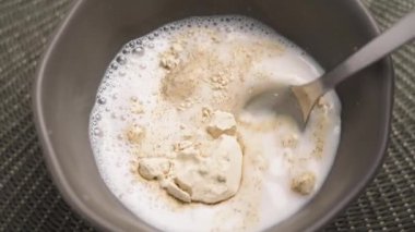 Protein sütü yapıyorum. Metal kaşıkla karıştırmak. Üst görünüm