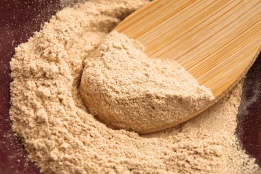 Ahşap bambu kaşıkta Ashwagandha kökü. Ayurvedik anti-stres takviyesi. Üst görünüm