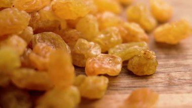 Kuru üzümlü sarı kuru üzüm ve bir tutam kurutulmuş böğürtlen. Makro