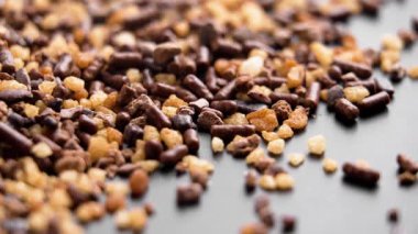 Karamel ve çikolata parçacıklı kahve karışımı. Makro atış. Döndürme