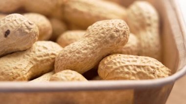 Karton kutuda kabuksuz kavrulmuş fıstık. Organik fındık. Makro atış. Döndürme