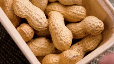 Pakette kavrulmuş fıstık ve organik besin maddelerini yakından alıyor.