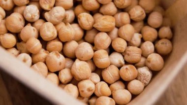 Karton ambalajda kurutulmuş nohut. Organik garbanzo malzemesi. Üst Manzara. Döndürme