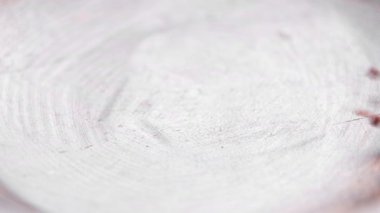 Kakao ve kakule karışımlı kahve parçacıkları ahşap bir kaseye dökülüyor. Yavaş çekim