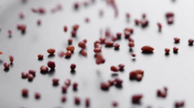 Kahve aromalı kakao seramik yüzeye yavaş yavaş dökülüyor. Aromatik içecek malzemesi. Makro çekim