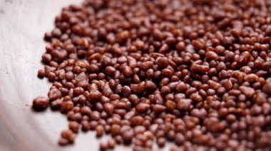 Baharatlı kahve aromalı kakao. Tahta kaseye serpiştirilmiş. Döndürme