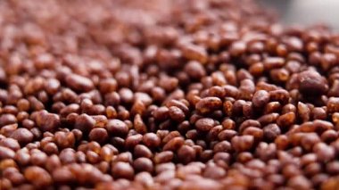 Metal kaşıkla kakao sosu pişirmek. Makro çekim