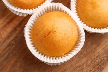 Tahta masada vanilyalı kek. Lezzetli yemekler. Üst görünüm