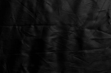 Kırışık dokusu olan buruşuk dalgalı siyah kumaş. Soyut koyu arkaplan