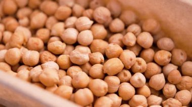 Market kağıdı paketinde kurutulmuş nohut. Döndürme