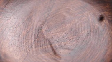 Baharatlı baharatın kuru biberleri ağır çekimde ahşap bir kaseye dökülüyor. Aromatik desenli kırışık taneler.