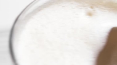 Buzlu süt proteini ve bardakta çırpılmış beyaz köpük.