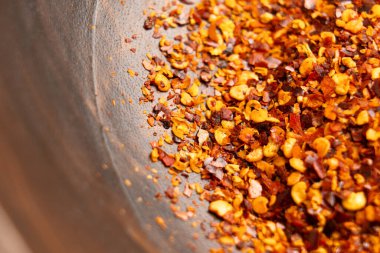 Ezilmiş kırmızı arnavut biberi baharatı. Organik sıcak baharat. Makro. 