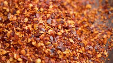 Bir yığın kırmızı arnavut biberi. Organik aromalı çeşni. Makro atış. Döndürme